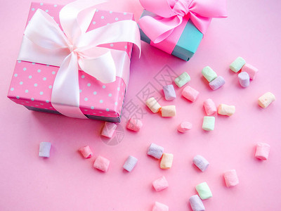 粉色盘子的粉色和白色棉花糖玫瑰棉花糖图片