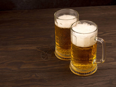 两杯啤酒用在旧木板上复图片