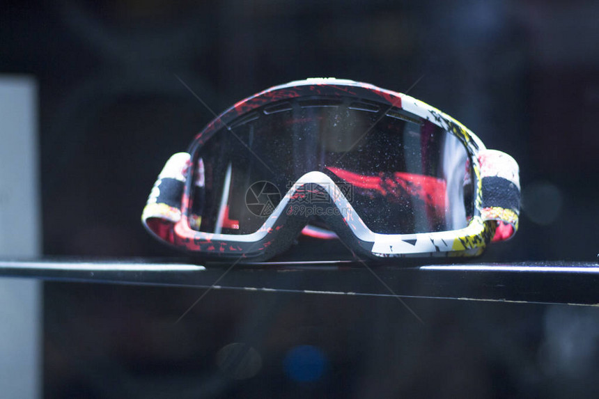 现代高科技反射滑雪和在商店窗口展出时售的滑图片