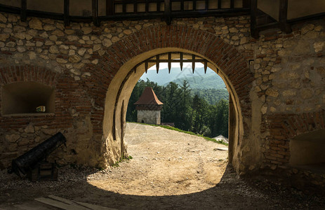 旧防御堡垒的大门中世纪建筑图片