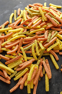 蔬菜健康薯片蔬菜薯片吸管西兰花甜菜根西红柿菠菜和胡萝卜加海图片