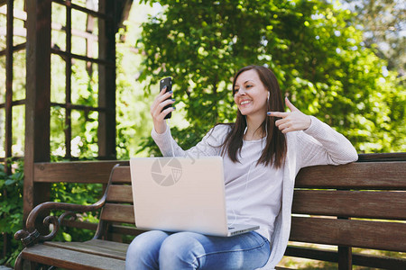 年轻女孩在手机或视频通话上自拍高清图片