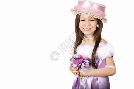 身着紫色礼服和帽子的图片