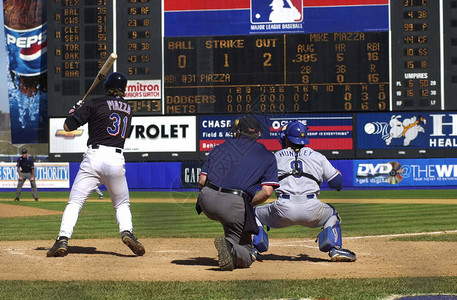击球手迈克皮亚扎在纽约大都会队的职业生涯中为纽约大都会队的比赛中的比赛动作名人堂捕手MikePiazza是一名前职业棒球接手背景