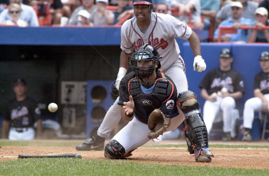 迈克皮亚扎在纽约大都会队的职业生涯中为纽约大都会队的比赛中的比赛动作名人堂捕手MikePiazza是一名前职业棒球接手图片