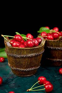 绿背景的红樱桃碗夏天或春天图片