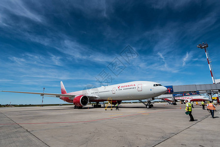 俄罗斯航空公司在普拉托夫国际机场的波音777高清图片