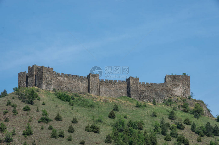 中世纪堡垒在塞尔维亚山崖上的图片