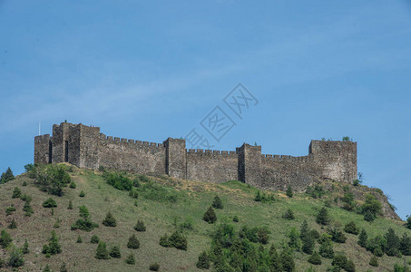 中世纪堡垒在塞尔维亚山崖上的图片