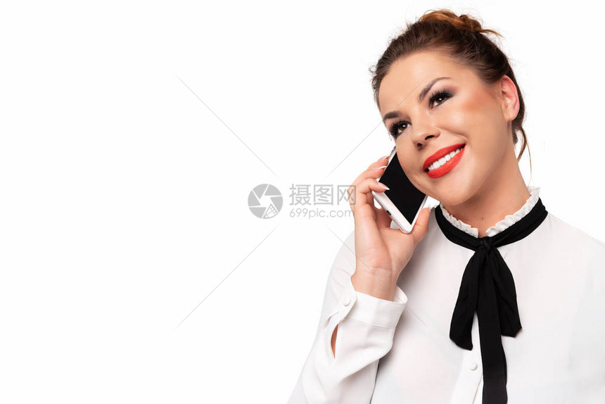 美丽的年轻商业女在手机上说话图片