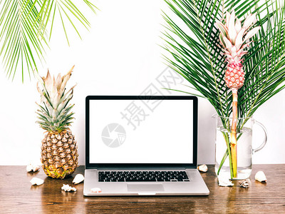 自由型桌面耳机棕榈枝和装饰粉红色菠萝图片