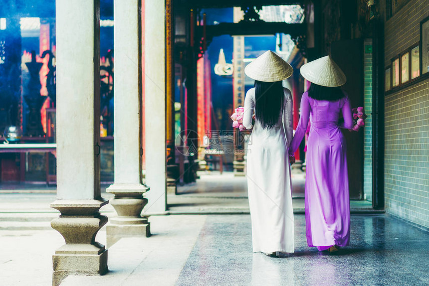 在越南胡志明市AoDai白色传统婚纱中美丽图片