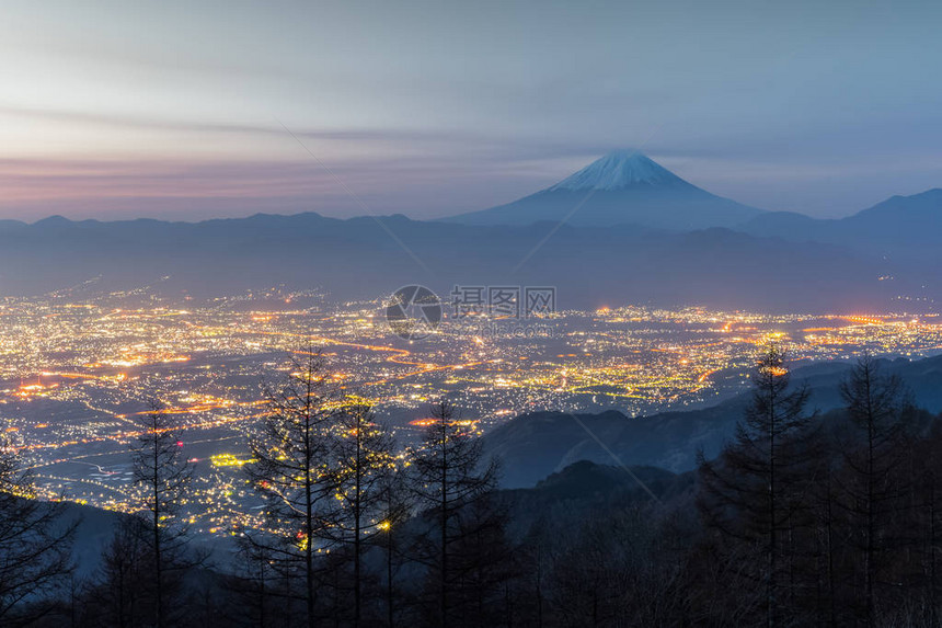 富士山和甲府市在早晨图片