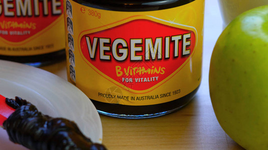 澳大利亚威热米Vegemite散布在红黄的图片