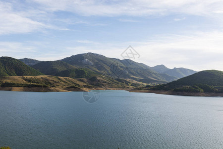 西班牙美丽的景观Cantabrian山与人工湖背景图片