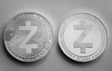在灰色背景上是数字加密货币的银币zcash银币zcas图片