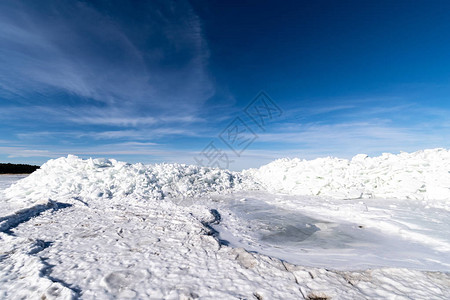 冰雪的冰冻湖泊覆盖着一堆图片