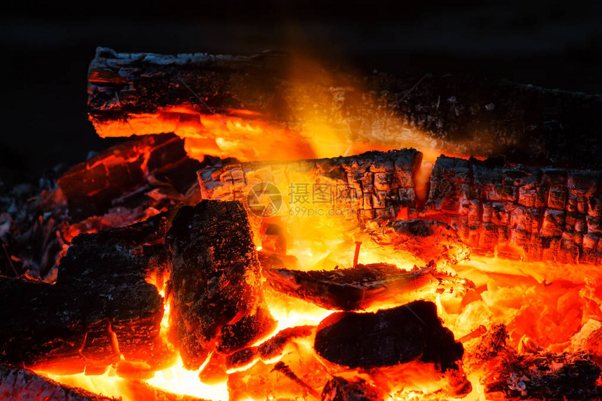 火烧的木柴宏观摄影技术图片