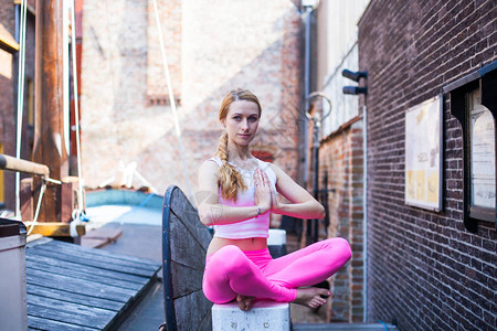 早上城市格罗宁根的肖像金发瑜伽女孩图片