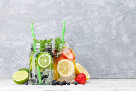 新鲜柠檬水罐配有夏季水果和浆果为您图片