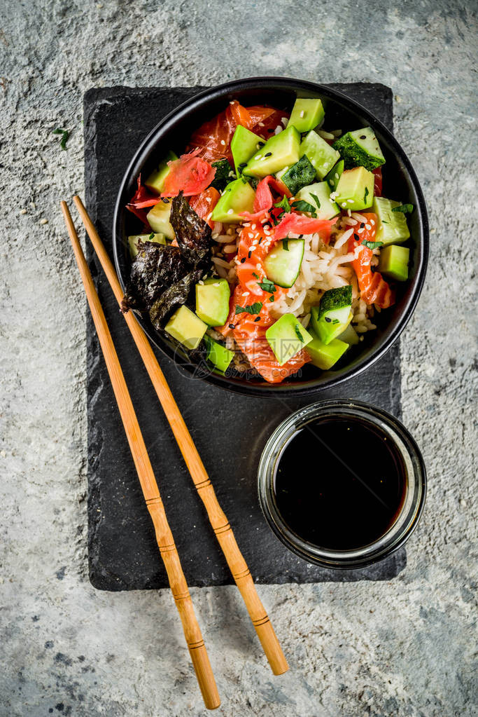 亚洲流行食品配黄瓜的寿司小碗鲑鱼鳄梨图片