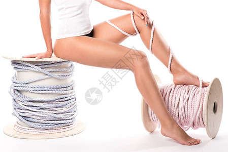 细长的女人的双腿用粗绳子绑着优雅修长的女腿背景图片