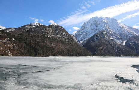 意大利塔尔维西奥镇附近的冰湖图片