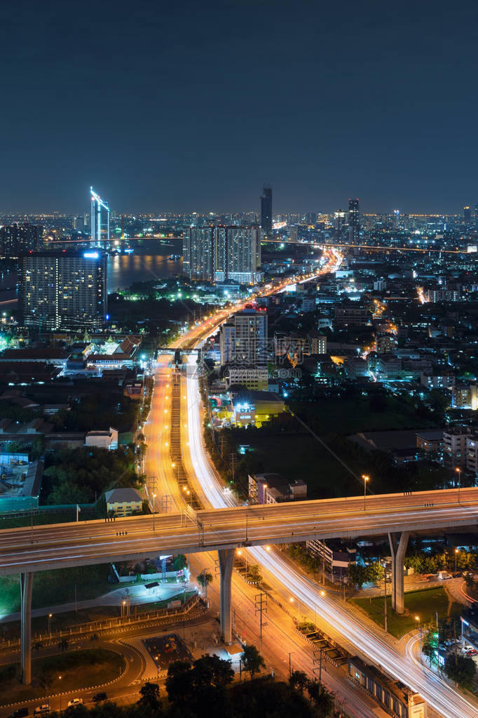 泰国曼谷市夜间交通概念的道路和高速公路图片