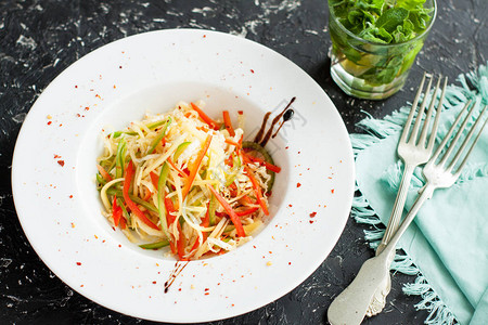 新鲜的自制菜沙拉卷心菜红色和绿图片
