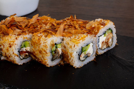 美味的寿司卷配黄瓜和鲑鱼图片