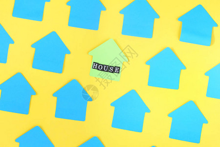 黄色背景上的空白蓝色贴纸照片房子形式的贴纸对角线中间有一张黄色贴纸图片