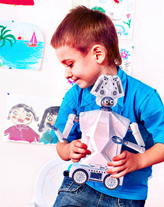 孩子玩机器人玩具孩子在编程课上从事机器人学男孩正在学校用人工智能编程自己的科技智背景图片