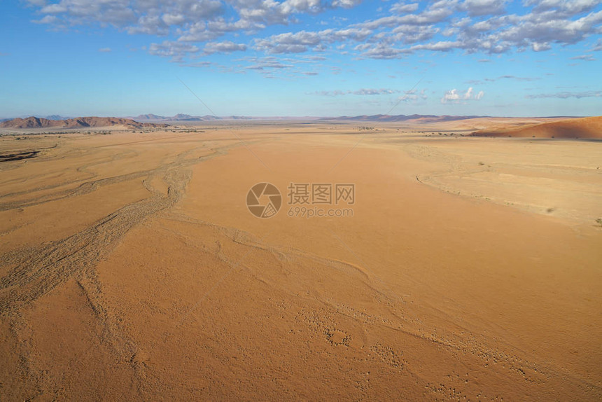 旅游直升机飞越沙丘宽阔平原和纳米比亚索苏夫莱周围的空中景观图片