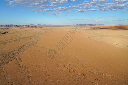 旅游直升机飞越沙丘宽阔平原和纳米比亚索苏夫莱周围的空中景观图片
