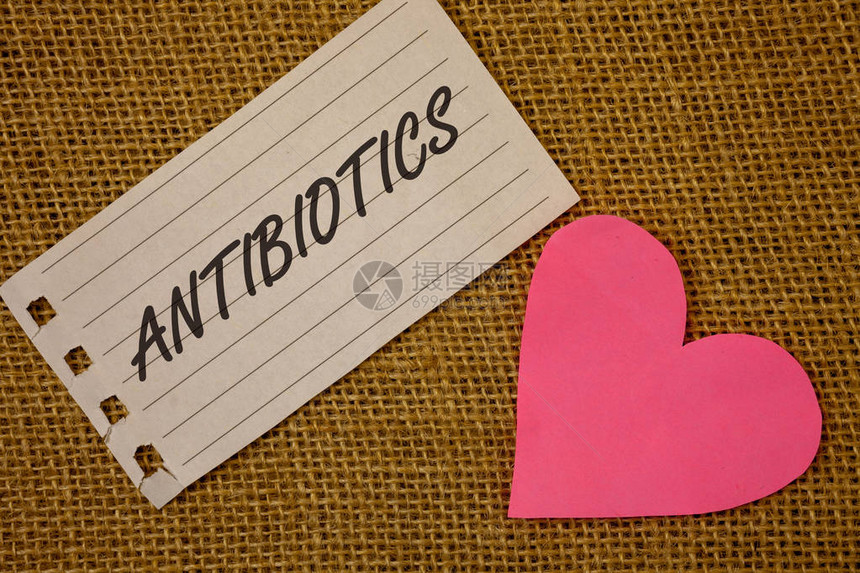 显示抗生素的文字符号概念照片药物用于治疗和预防细菌感染笔记本页面柳条背景粉红色心脏黑色红图片