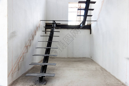 使用钢工字梁安装钢楼梯图片