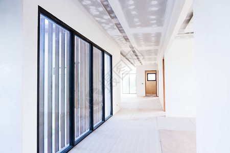 建筑工地的石膏板天花板和空调机内部图片