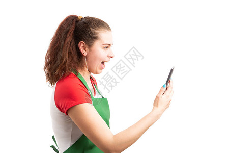 年轻女超市员工或店主使用智能手机作为数字通信概念进行视频通话图片
