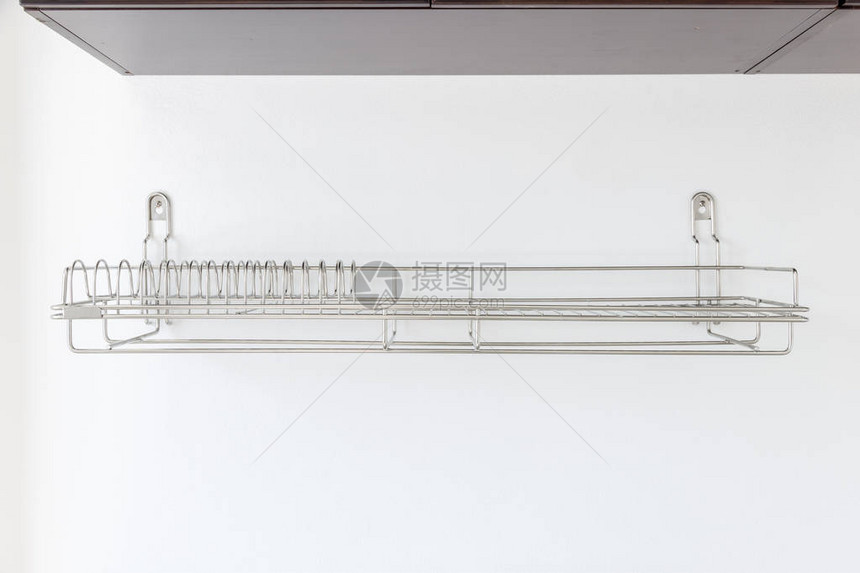 厨柜内白墙上的不锈钢餐具架图片