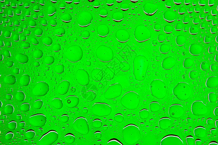 绿色背景的水滴紧贴着水滴覆盖着图片