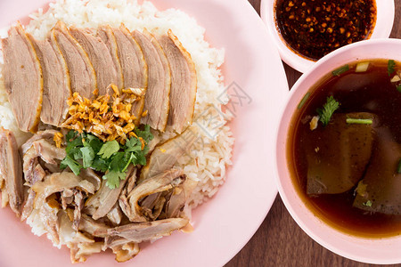 泰国风格大米有烤鸭和图片