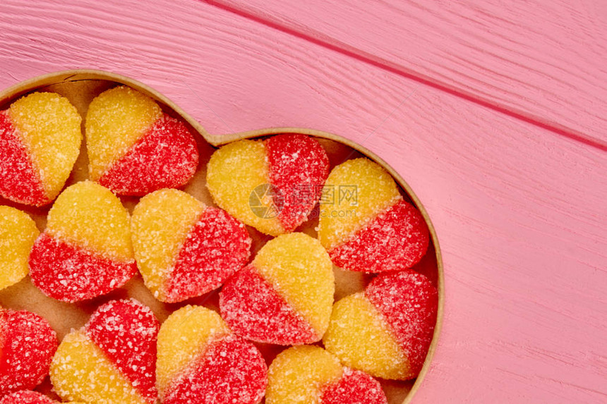 情人节背景与涂有糖的果心形盒中覆盖着糖晶体的心形图片