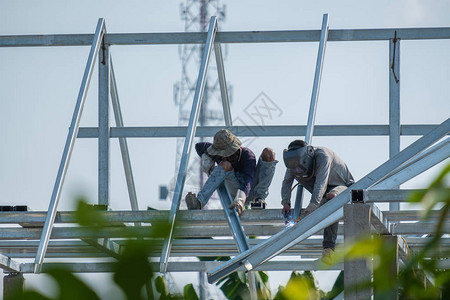 工人焊工钢屋顶和电线杆背景图片