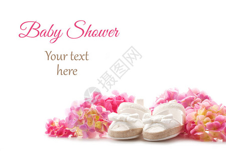 白背景上花朵的可爱新生女婴鞋子婴儿淋浴生日或贺图片