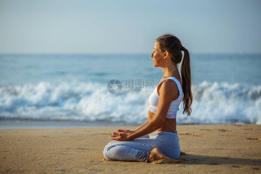 在热带海边练习瑜伽的白种女人图片