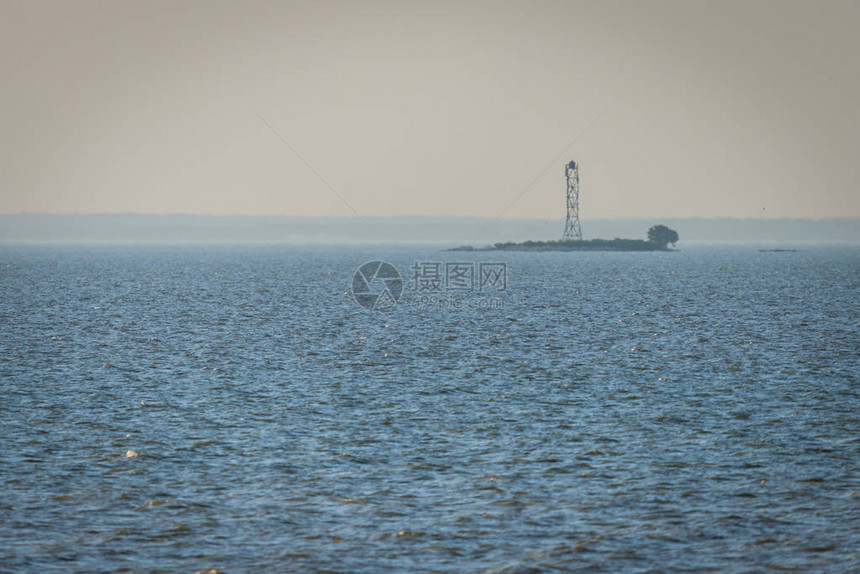 天气晴朗的海景灯塔在海湾图片