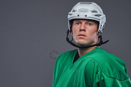 身穿保护运动服和头盔的专业曲棍球运动员的近距离肖像图片