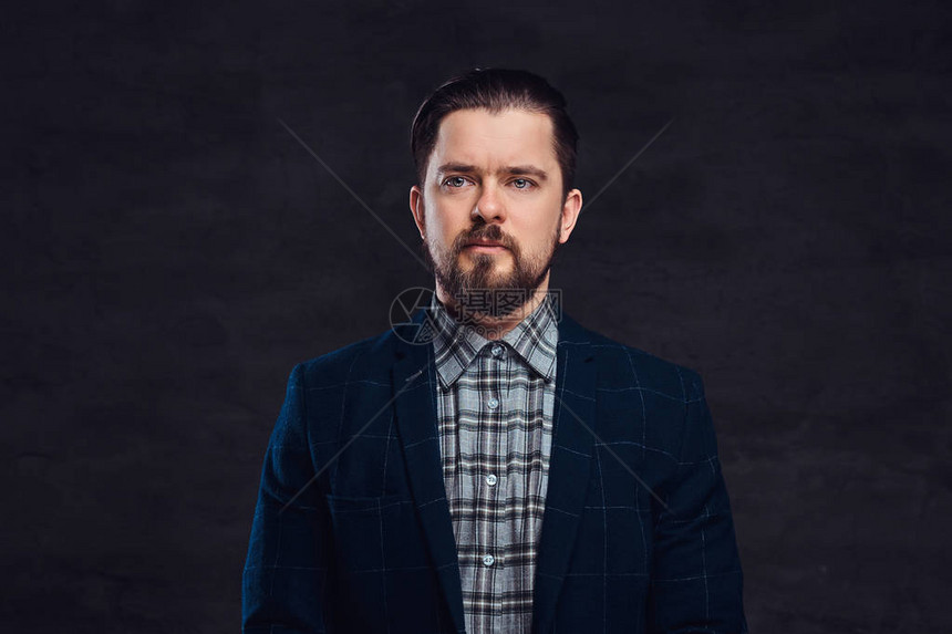 一个中年男子的近身肖像长着胡子和发型穿着优雅的蓝色西装在制片厂的图片
