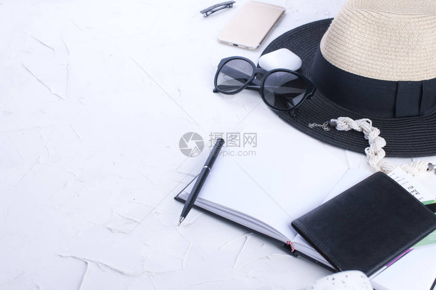 女附件入场笔记本电话和护照帽子和太阳镜假期白背景复图片