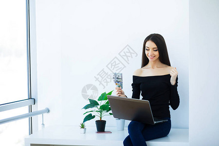 商业办公室妇女微笑和坐在桌子上图片